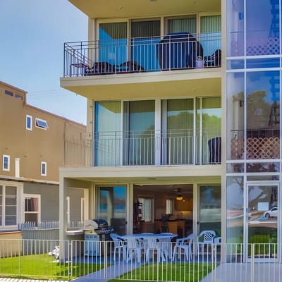 Bayside Gem - Beachfront - Vibrant - Ocean Breeze