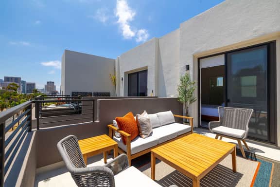 3BR with Hot Tub, Sunset Deck, AC, Luxury Dining