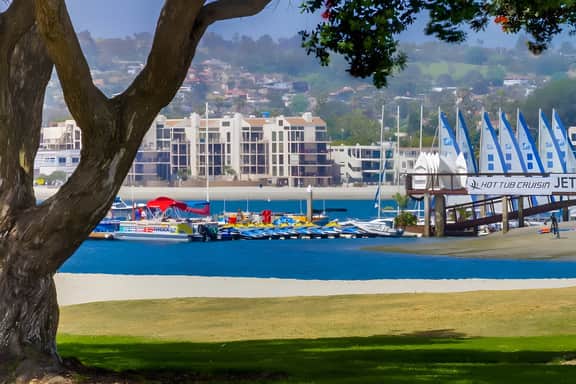Bayside Gem - Beachfront - Vibrant - Ocean Breeze