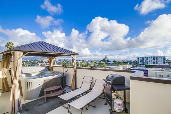 Modern Apt with Balcony Hot Tub, ADA Compliant