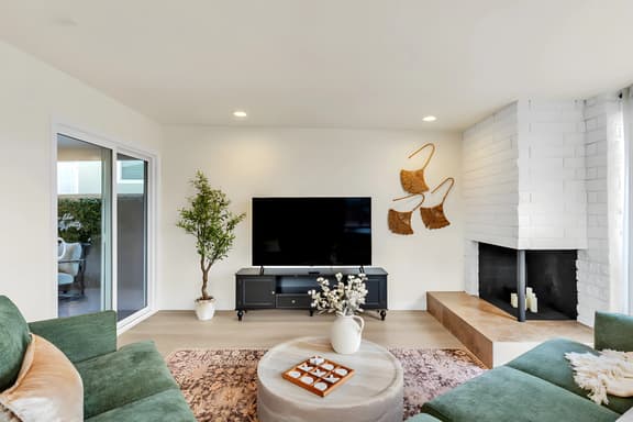 3BR with Hot Tub, Sunset Deck, AC, Luxury Dining