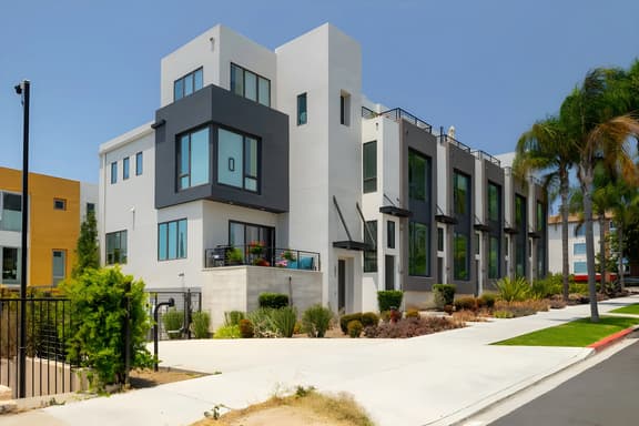 3BR with Hot Tub, Sunset Deck, AC, Luxury Dining