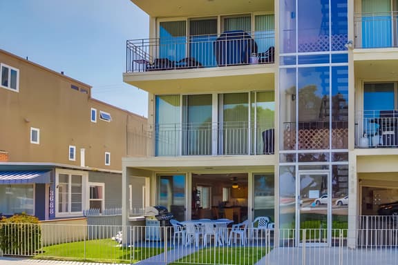 Bayside Gem - Beachfront - Vibrant - Ocean Breeze